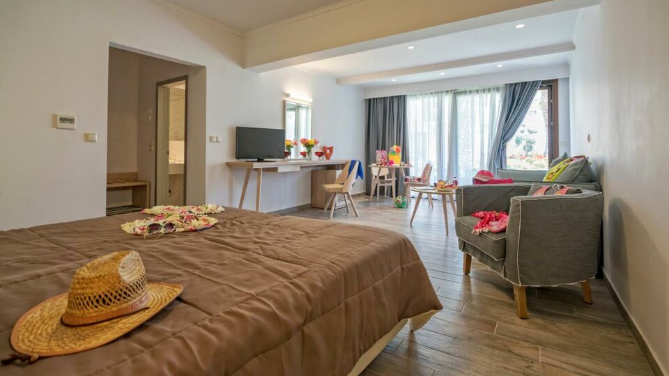 Lagomandra Beach&Suites